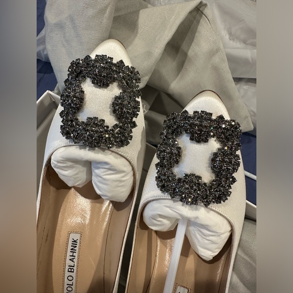 Manolo Blahnik Hangisi 70MM Crystal Buckle Satin Pumps white, size 36 - Picture 7 of 8